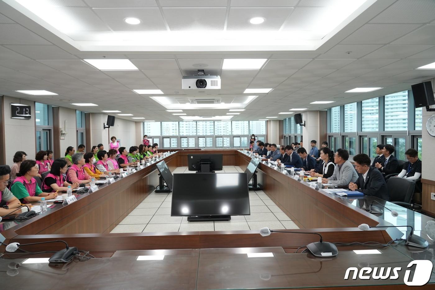 본문 이미지 -  11일 오후 부산시교육청 전략회의실에서 열린 2023년 단체교섭 개회식 장면(부산시교육청 제공)