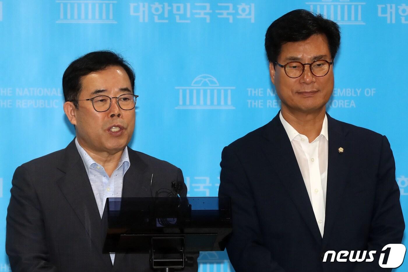 본문 이미지 - 박성중 국민의힘 과학기술정보방송통신위원회 간사(왼쪽)와 김영식 위원. 2023.7.11/뉴스1 ⓒ News1 황기선 기자