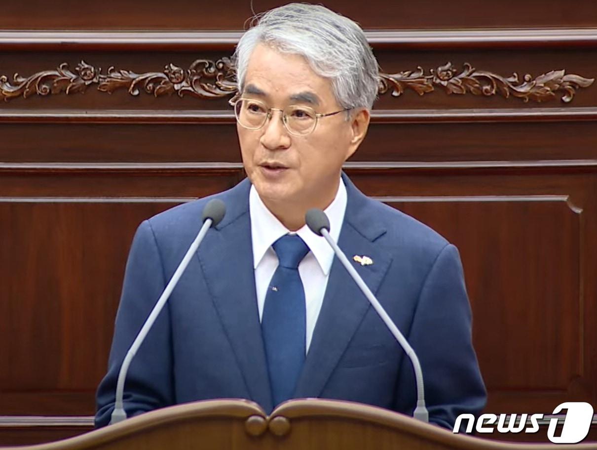 본문 이미지 - 11일 오후 경남도의회에서 열린 제 406회 1차 본회의에서 박종훈 경남교육감이 신상 발언을 통해 "교육비 특별회계 1차 추경이 이뤄진 뒤 정제되지 않은 표현으로 의원들의 마음을 불편하게 만들었다"고 말하고 있다.(경남도의회 본회의 생중계 캡처)