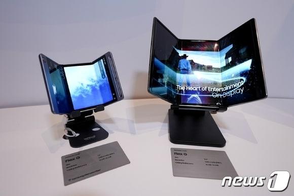 본문 이미지 - 두 번 접는 삼성디스플레이 폴더블 패널 (삼성디스플레이 제공) 