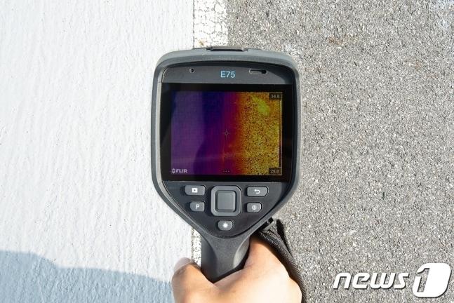 본문 이미지 -  바이로드 쿨을 바른 곳(왼쪽 29.8도)과 바르지 않은 곳(오른쪽 34.8도) 온도 차이 이미지(삼화페인트 제공)