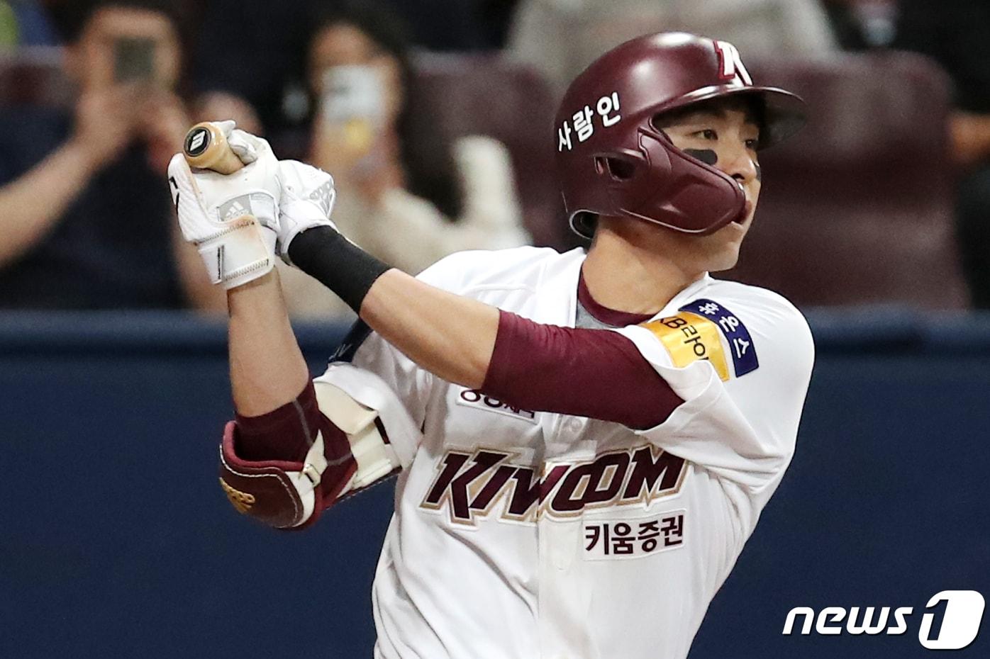 본문 이미지 - 11일 오후 서울 구로구 고척스카이돔에서 열린 '2023 신한은행 SOL KBO리그' kt wiz와 키움 히어로즈의 경기 6회말 1사 주자 1루 상황에서 키움 이정후가 2루수 앞 땅볼 타구를 치고 있다. 2023.7.11/뉴스1 ⓒ News1 민경석 기자