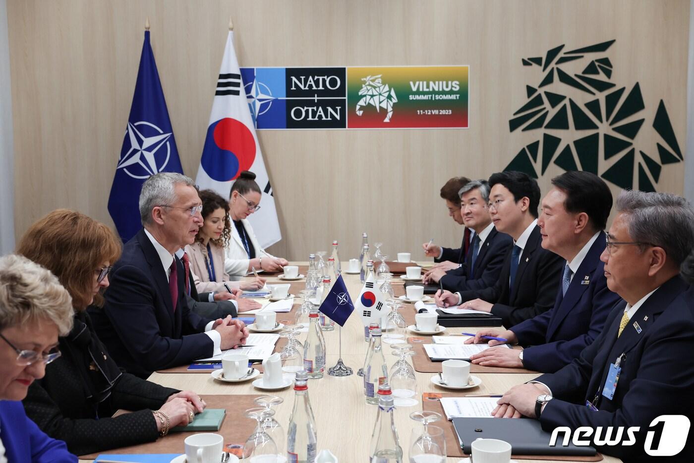 본문 이미지 - 윤석열 대통령이 11일(현지시간) 리투아니아 빌뉴스 나토 정상회의장에서 옌스 스톨텐베르그 나토 사무총장과 면담하고 있다. (대통령실 홈페이지) 2023.7.11/뉴스1 ⓒ News1 오대일 기자