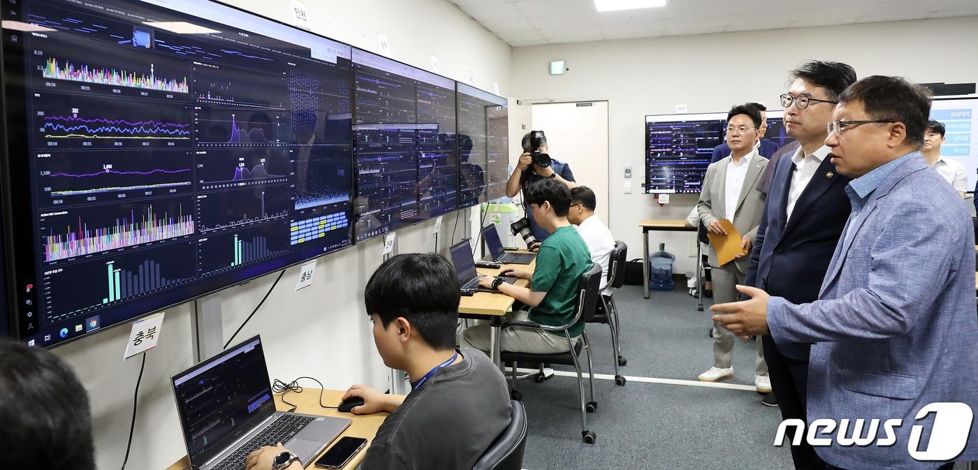 본문 이미지 - 장상윤 교육부 차관이 지난 7월12일 오전 세종시 세종파이낸스센터 4세대 나이스 개통상황실에서 시스템 운영 및 조치상황 등을 점검하며 설명을 듣고 있다. /뉴스1 ⓒ News1 김기남 기자