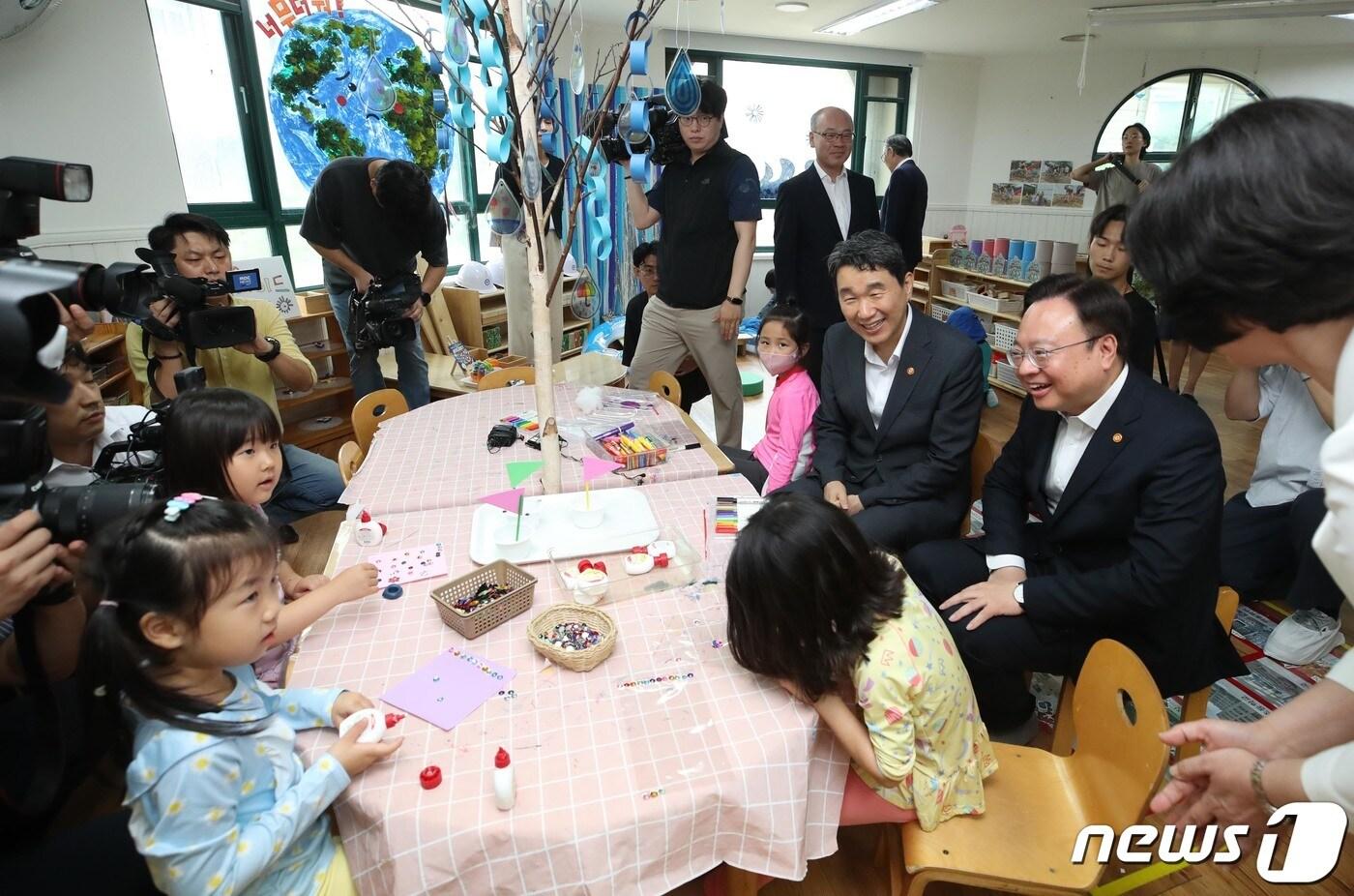 본문 이미지 - 유치원 수업을 참관하는 이주호 사회부총리 겸 교육부장관과 조규홍 보건복지부 장관. /뉴스1 ⓒ News1 이동해 기자