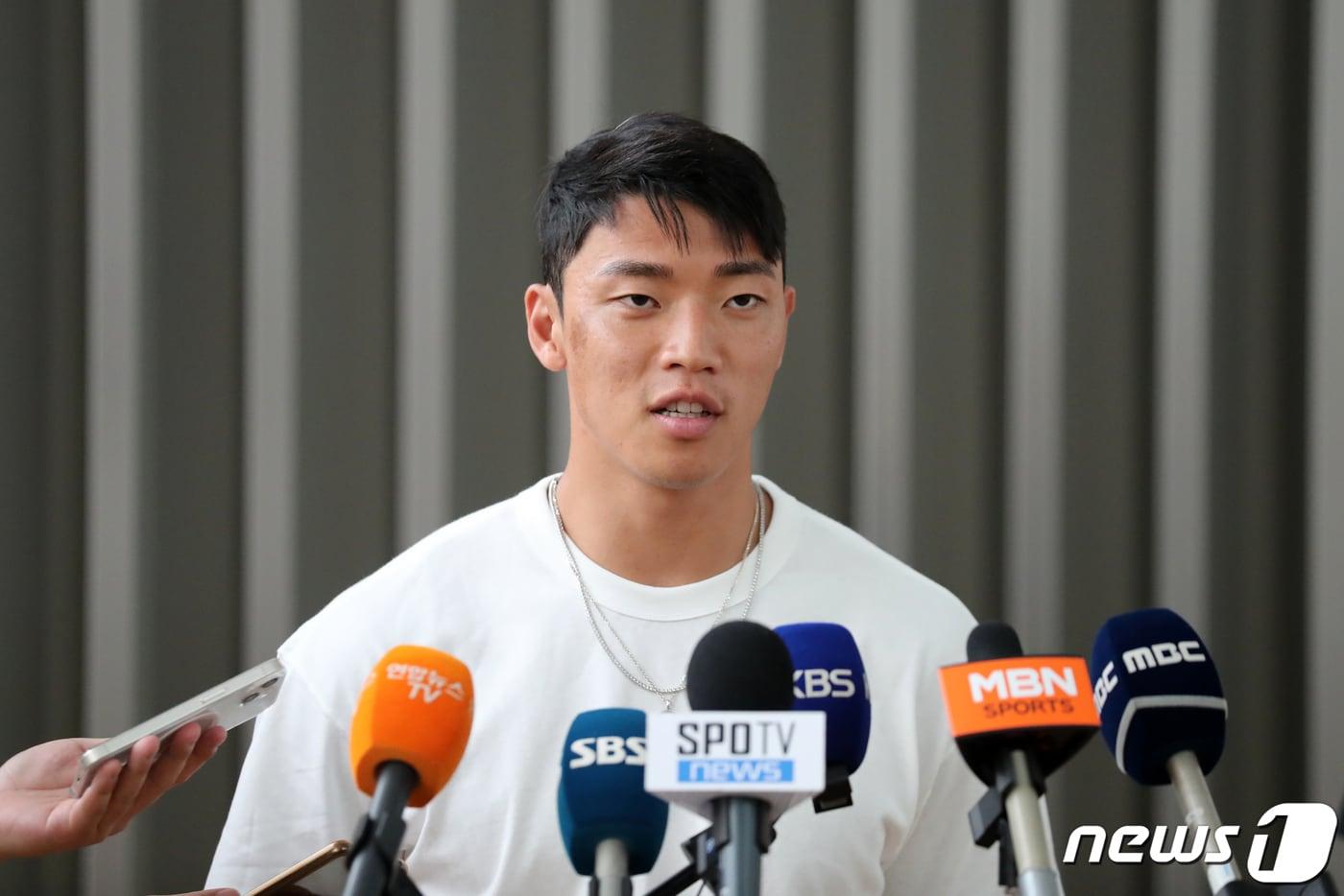 황희찬(잉글랜드 프로축구 울버햄프턴)이 12일 오전 소속팀 훈련 합류를 위해 인천국제공항을 통해 출국하기 앞서 취재진의 질문에 답하고 있다. 2023.7.12/뉴스1 ⓒ News1 이승배 기자