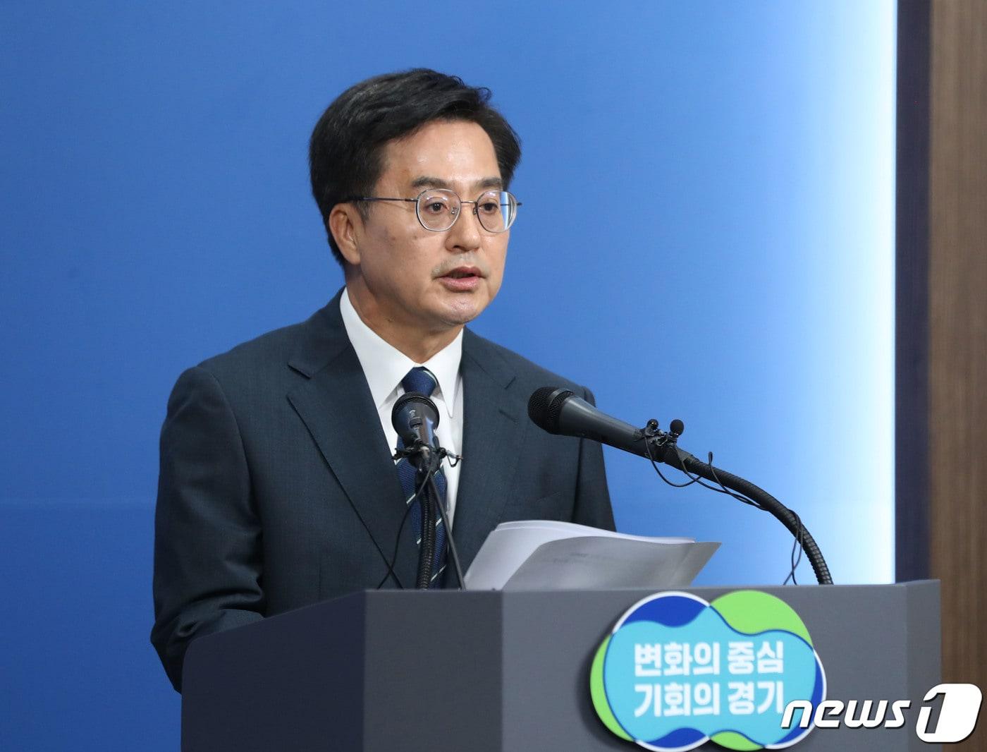 본문 이미지 - 김동연 경기도지사가 12일 오전 경기 수원시 영통구 경기도청 브리핑룸에서 서울-양평 고속도로 사업 관련 입장발표를 하고 있다. 2023.7.12/뉴스1 ⓒ News1 김영운 기자