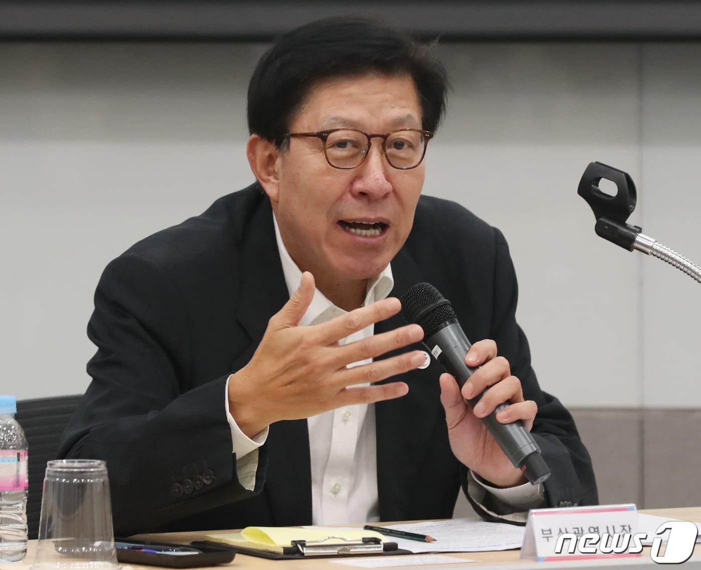 본문 이미지 - 박형준 부산시장이 12일 오후 부산항국제전시컨벤션센터 회의실에서 '부산·경남 행정통합 여론조사 결과'와 관련해 후속 계획에 대한 공동 입장을 발표하고 있다.  2023.7.12/뉴스1 ⓒ News1 윤일지 기자