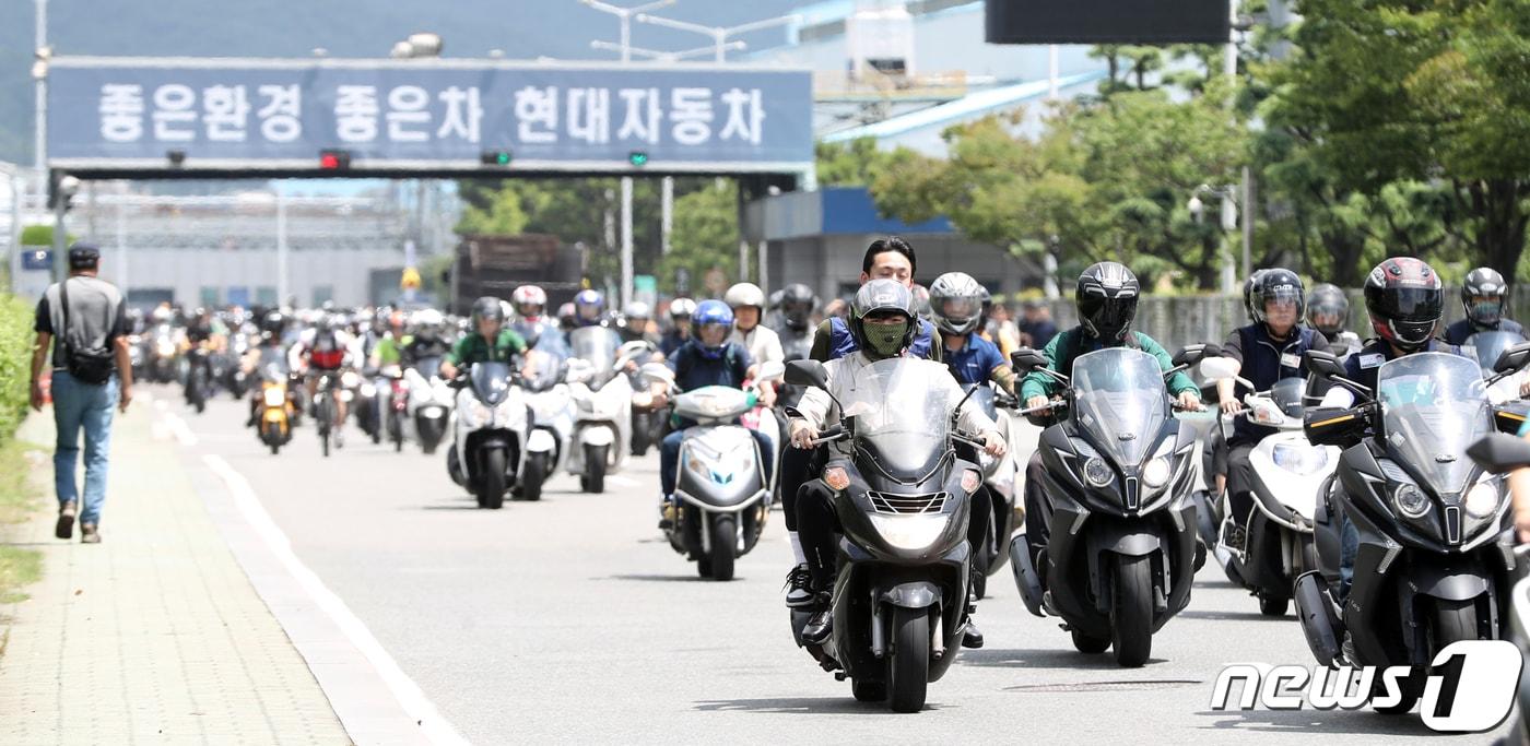 본문 이미지 - 현대자동차 울산공장 명촌정문에서 오전조 근로자들이 퇴근을 하고 있다. 2023.7.12/뉴스1 ⓒ News1 조민주 기자