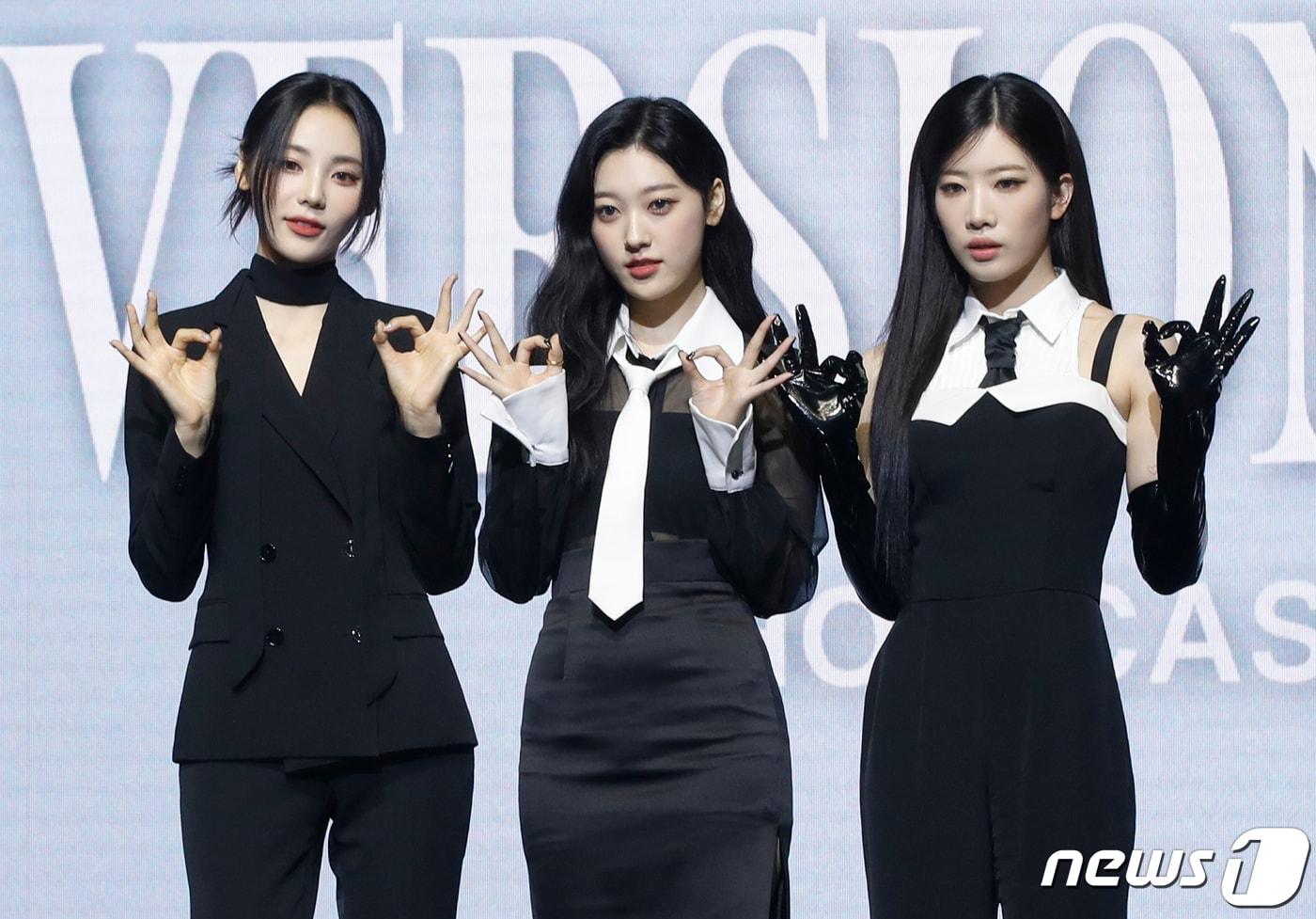 그룹 오드아이써클(ODE EYE CIRCLE) 진솔(왼쪽부터)과 최리, 김립이 12일 서울 광진구 예스24 라이브홀에서 가진 새 미니앨범 '버젼업(Version Up)' 발매 쇼케이스에서 포즈를 취하고 있다. 2023.7.12/뉴스1 ⓒ News1 권현진 기자