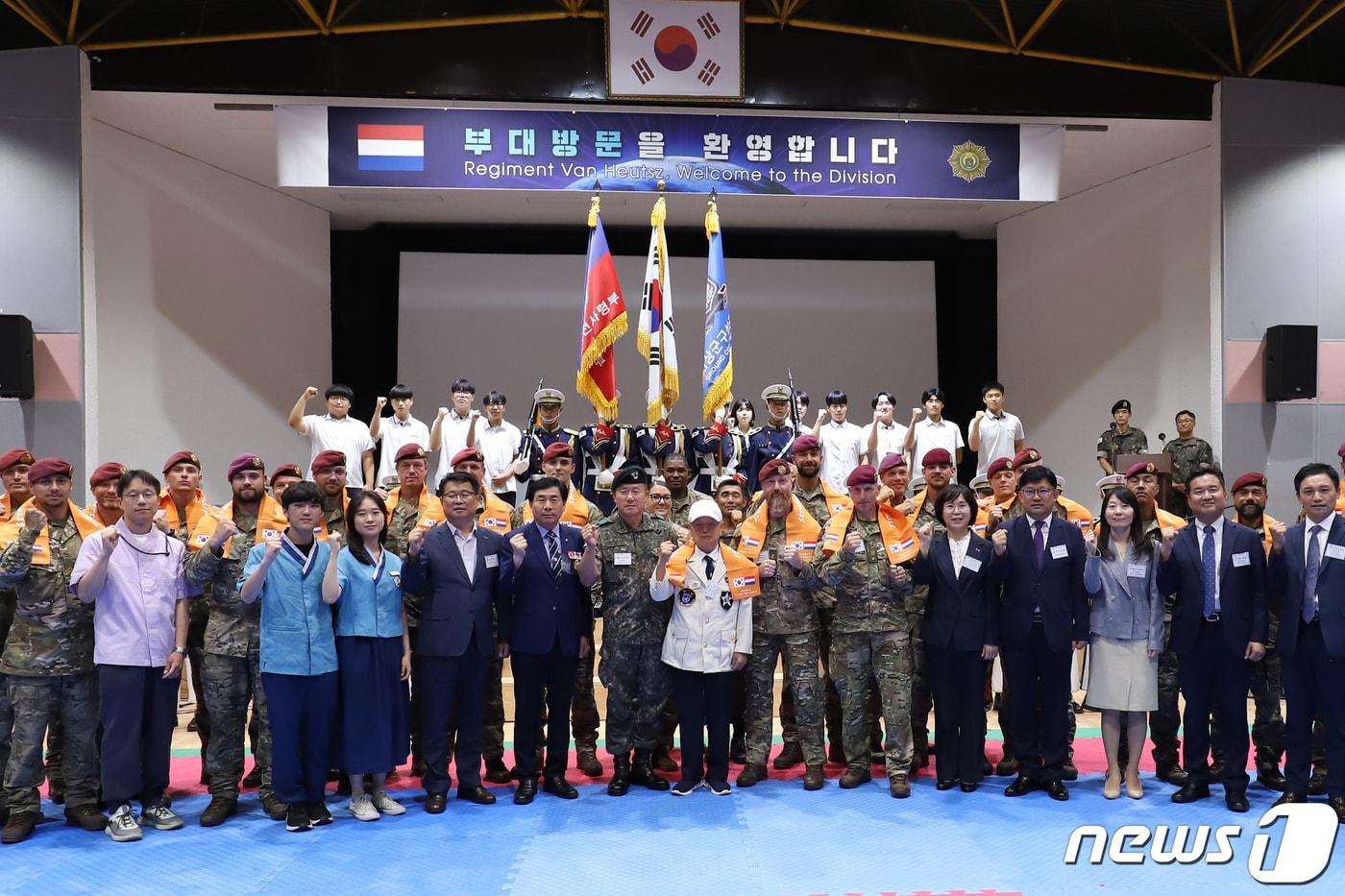 본문 이미지 - 12일 강원도 원주 육군36사단에서 열린 네덜란드 반호이츠 부대 장병 초청행사에서 반호이츠 부대원으로 6·25전쟁에 참전했던 최병수 옹과타브 드 부르 네덜란드 반호이츠부대장 등 참석자들이 기념사진을 촬영하고 있다. (육군 제공) 2023.7.12/뉴스1