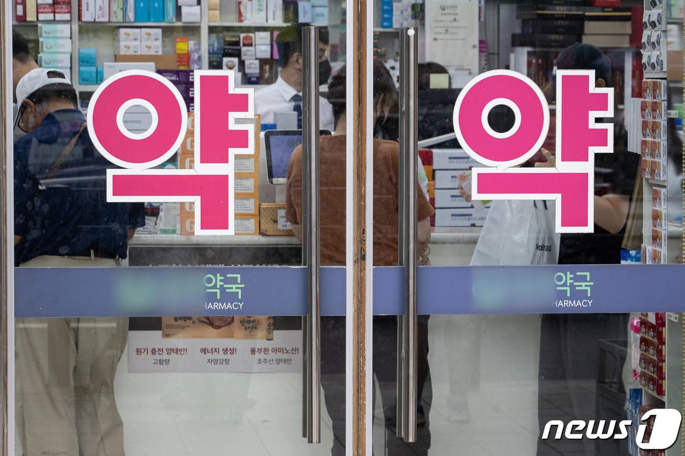 본문 이미지 - 12일 서울 종로구 한 약국에서 시민들이 약을 구입하고 있다. 2023.7.12/뉴스1 ⓒ News1 유승관 기자