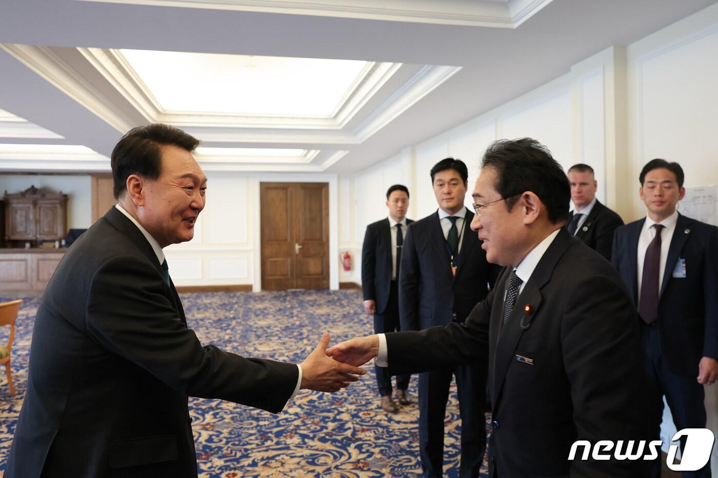 본문 이미지 - 윤석열 대통령이 12일(현지시간) 리투아니아 빌뉴스의 한 호텔에서 열린 AP4(한국·일본·호주·뉴질랜드) 정상회동에서 기시다 후미오 일본 총리와 악수하고 있다. (대통령실 홈페이지) 2023.7.12/뉴스1 ⓒ News1 오대일 기자