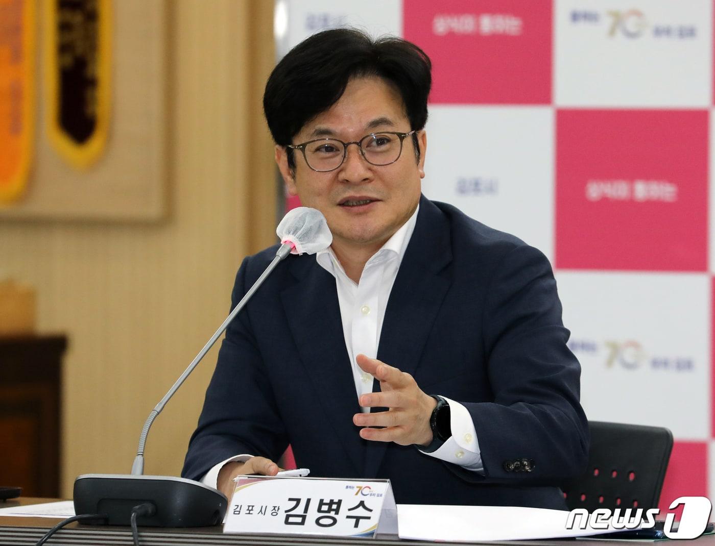 본문 이미지 - 김병수 김포시장이 12일 경기 김포시청 참여실에서 열린 &#39;기업SOS 간담회&#39;에서 인사말을 하고 있다. 2023.7.12/뉴스1 ⓒ News1 정진욱 기자