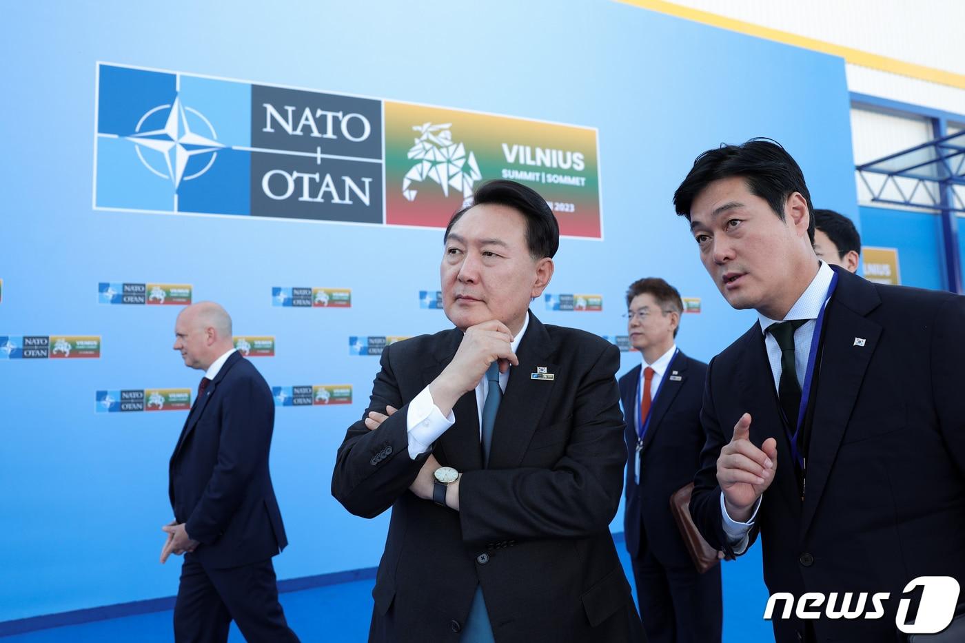 윤석열 대통령이 지난7월 12일(현지시간) 나토 동맹국 및 파트너국 정상회의가 열리는 리투아니아 빌뉴스 리텍스포에 도착해 김승희 의전비서관과 대화하고 있다. (대통령실 제공) 2023.7.12/뉴스1 ⓒ News1 오대일 기자