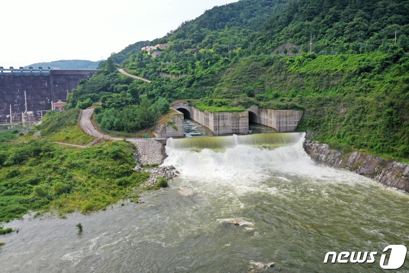 전라북도 임실군 한국수자원공사 섬진강댐 지사에서 저수지 수위 조절 차원에서 섬진강댐 수문을 열고 방류를 하고 있다.(임실군청 제공) 2023.7.12/뉴스1