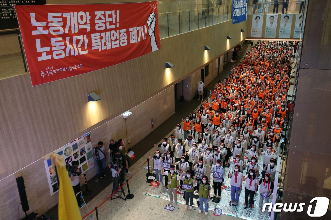 본문 이미지 - 전국보건의료산업노동조합(보건의료노조) 조합원들이 12일 오후 서울 강서구 이대서울병원에서 열린 '산별 총파업 투쟁 전야제'에서 구호를 외치고 있다. 2023.7.12/뉴스1 ⓒ News1 민경석 기자
