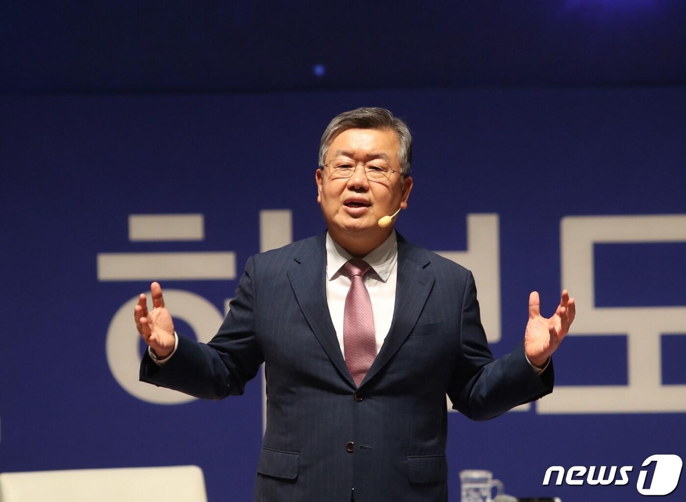 본문 이미지 - 박일호 밀양시장이 12일 아리랑 아트센터에서 시민 500여명과 함께 토크콘서트를 하고 있다.(밀양시 제공)