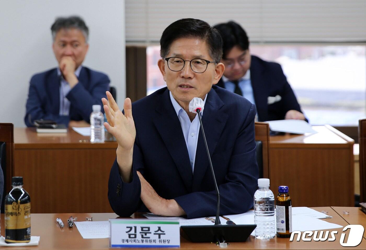 본문 이미지 - 김문수 경제사회노동위원회 위원장이 12일 경사노위 대회의실에서 열린 청년단체 관계자 및 활동가들과의 간담회에서 인사말을 하고 있다. (경제사회노동위원회 제공) 2023.7.12/뉴스1