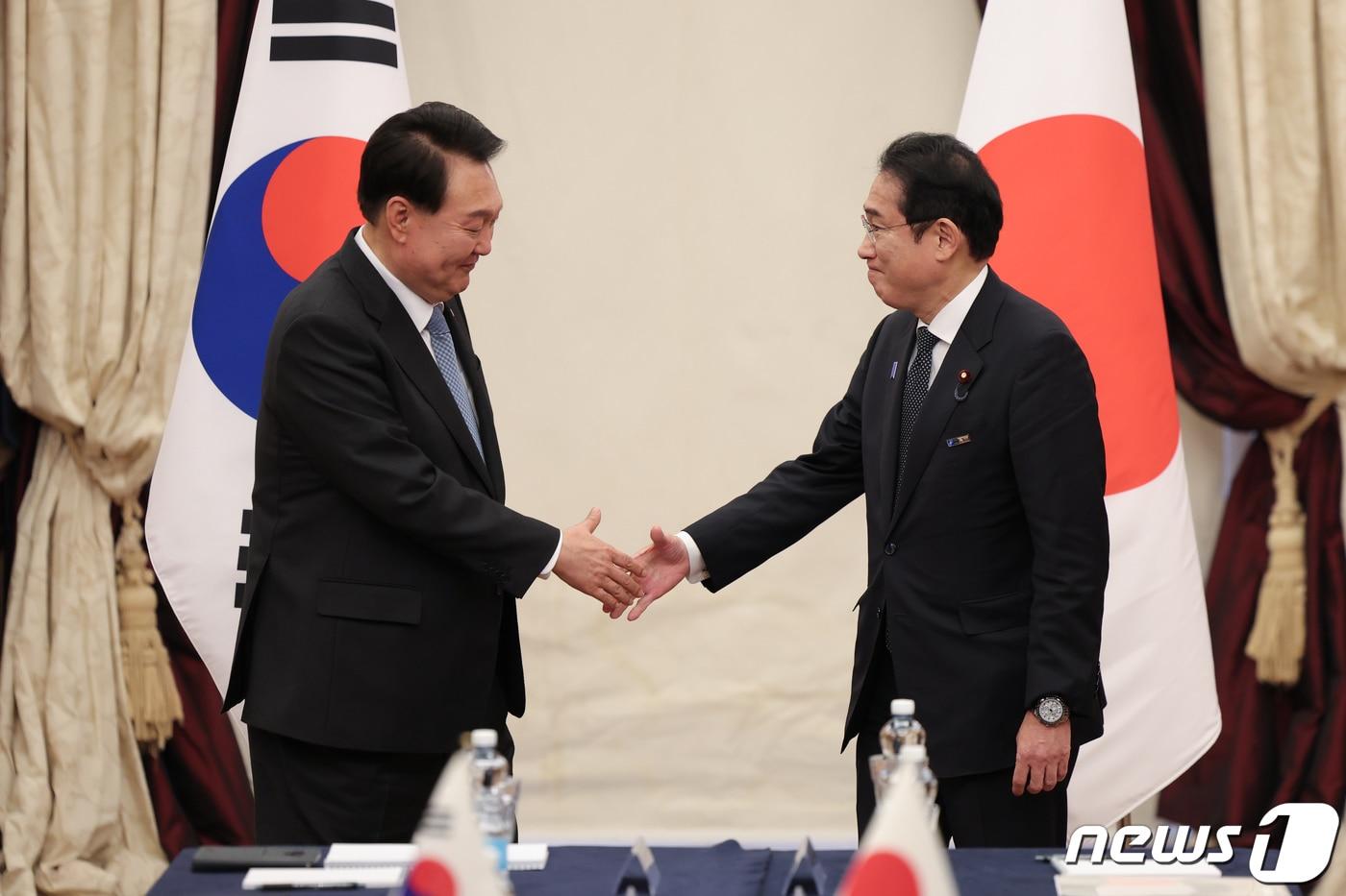 본문 이미지 - 윤석열 대통령이 12일(현지시간) 리투아니아 빌뉴스의 한 호텔에서 열린 한일 정상회담에서 기시다 후미오 일본 총리와 악수하고 있다. (대통령실 제공) 2023.7.12/뉴스1 ⓒ News1 오대일 기자