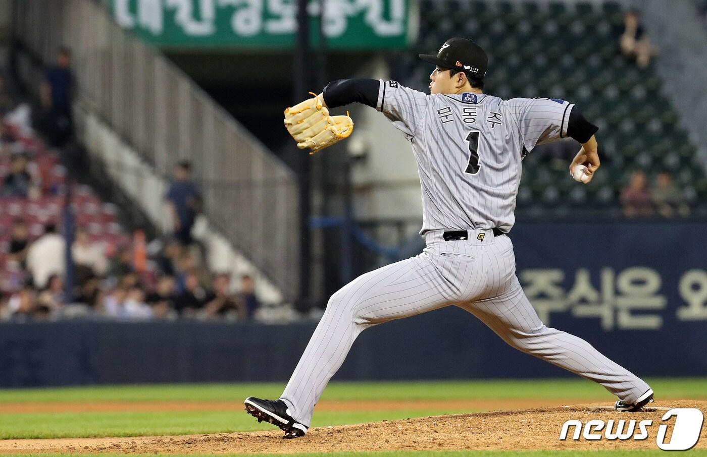 12일 오후 서울 송파구 잠실야구장에서 열린 프로야구 '2023 신한은행 SOL KBO리그' 한화와 LG의 경기에서 6회초 한화 선발 문동주가 역투하고 있다. 이번경기는 문동주에 눈부신 호투에 2대1로 한화가 승리했다. 2023.7.12/뉴스 ⓒ News1 박세연 기자
