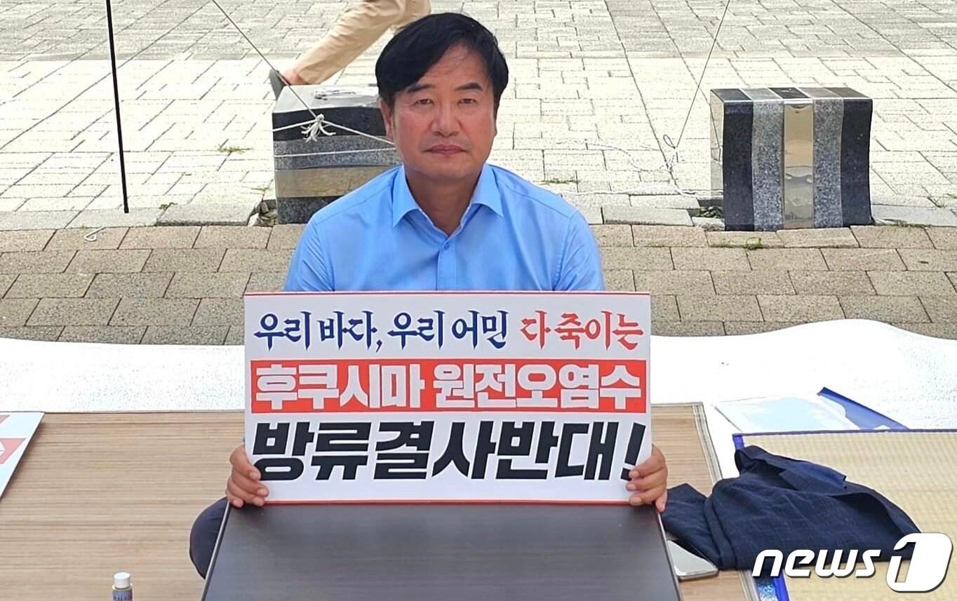 본문 이미지 - 지닌 7일 충남 서산시청 앞 솔빛공원에서 일본 후쿠시마 원전 오염수 해양방류 반대 단식농성에 돌입한 더불어민주당 조한기 서산·태안 지역위원장. (조 위원장 페이스북 게재 사진) /뉴스1