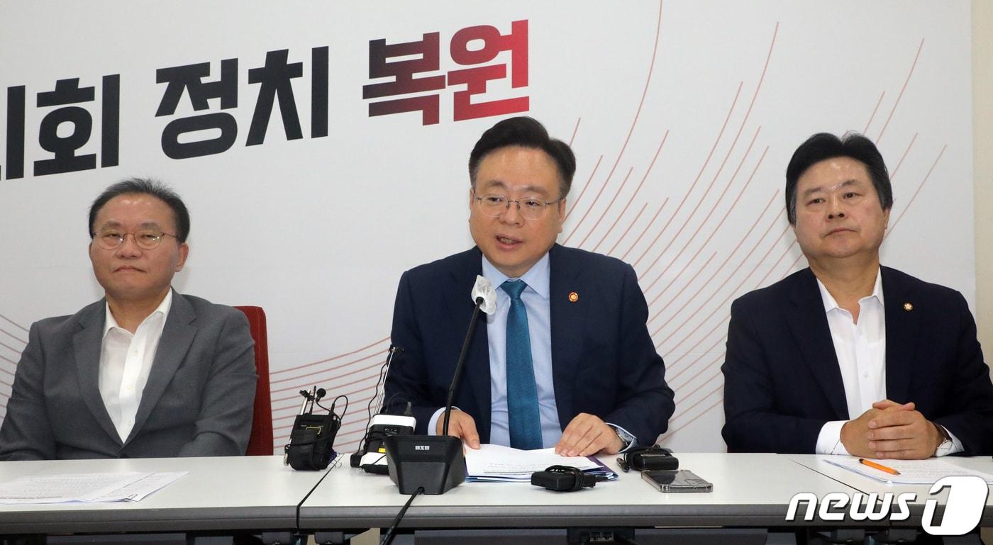 본문 이미지 - 조규홍 보건복지부 장관이 13일 오전 서울 여의도 국회에서 보건의료관련 현안점검회의 결과 브리핑을 하고 있다. 2023.7.13/뉴스1 ⓒ News1 황기선 기자(사진은 기사 내용과 무관함) / 뉴스1 
