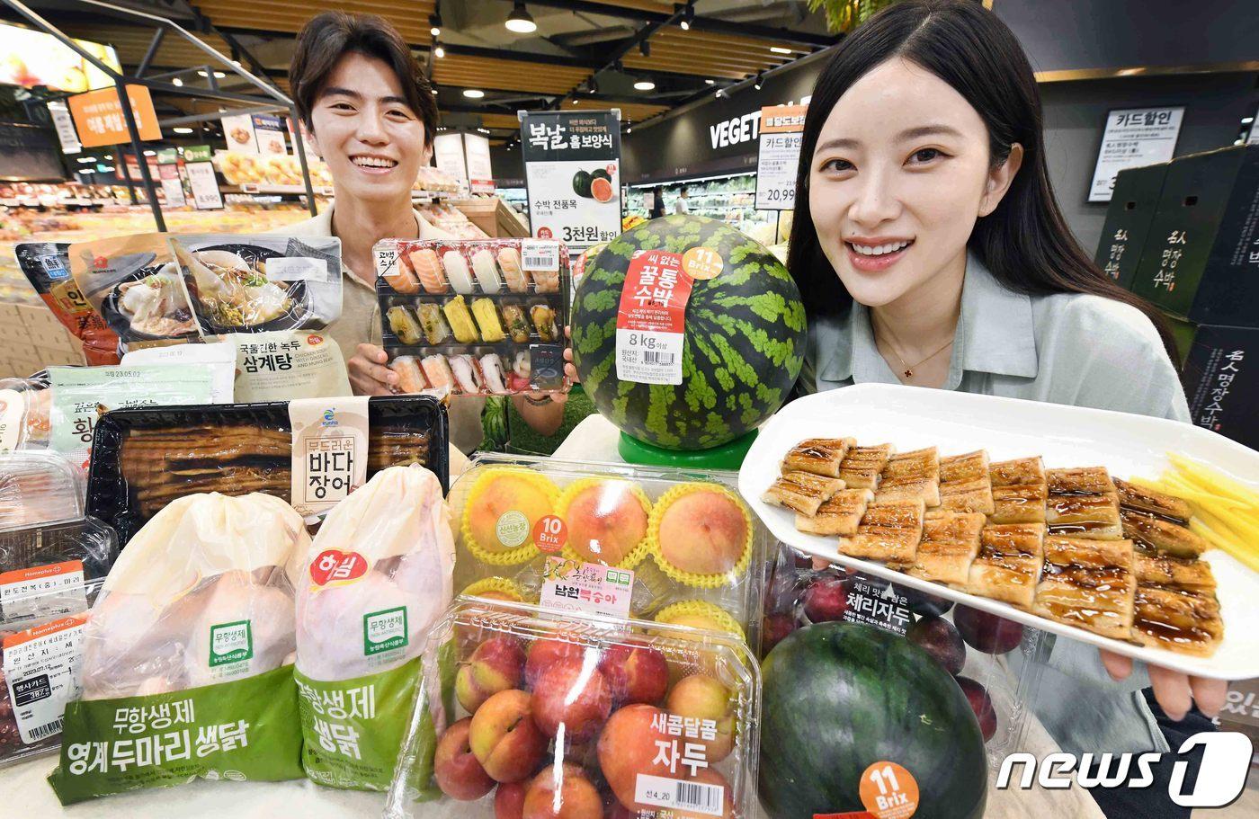 본문 이미지 - 모델이 홈플러스 메가푸드마켓 강서점에서 복날 홈 보양식 상품을 선보이고 있다(홈플러스 제공).