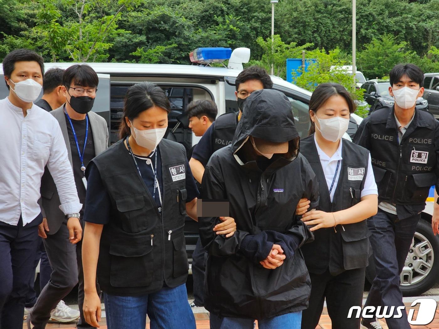 본문 이미지 - 생후 이틀된 아들을 광양 한 산자락에 매장해 숨지게 한 혐의를 받는 30대 친모가 13일 영장실질심사를 받기 위해 광주지방법원 목포지원에 들어가고 있다. 2023.7.13/뉴스1 ⓒ News1 최성국 기자