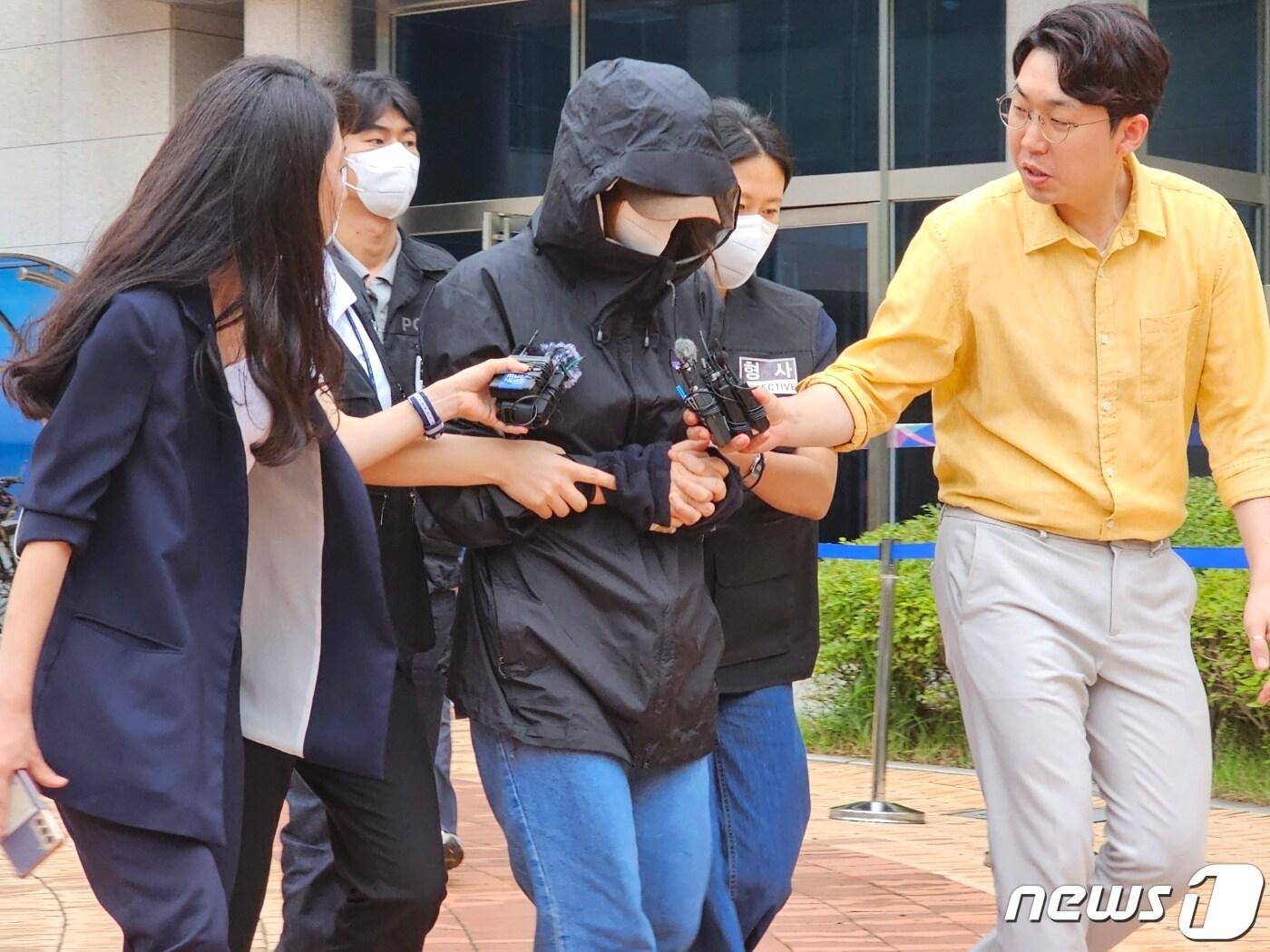 본문 이미지 - 생후 이틀된 아들을 광양 한 산자락에 매장해 숨지게 한 혐의를 받는 30대 친모가 13일 구속 전 영장심사를 마치고 광주지법 목포지원을 빠져나오고 있다. 2023.7.13/뉴스1