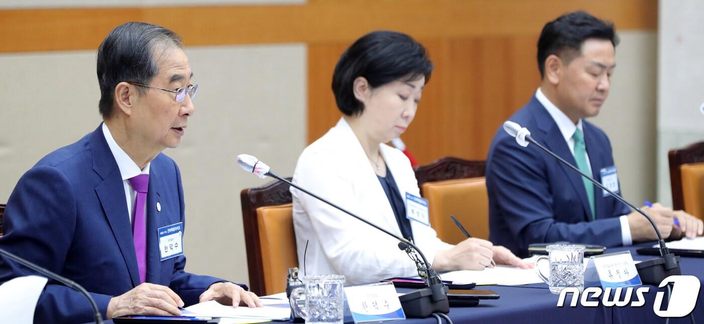 본문 이미지 - 한덕수 국무총리가 13일 전북 전주시 전북도청 대회의실에서 열린 제1차 전북특별자치도 지원위원회에 참석해 모두 발언을 하고 있다. 2023.7.13/뉴스1 ⓒ News1 유경석 기자