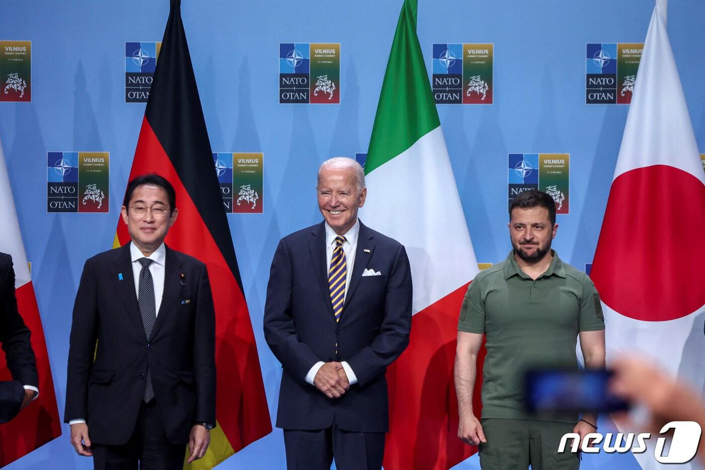 본문 이미지 - 조 바이든 미국 대통령이 12일 (현지시간) 리투아니아 빌뉴스에서 열린 나토 정상회의서 볼로디미르 젤렌스키 우크라이나 대통령, 기시다 후미오 일본 총리와 포즈를 취하고 있다. 2023.7.13 ⓒ 로이터=뉴스1 ⓒ News1 우동명 기자