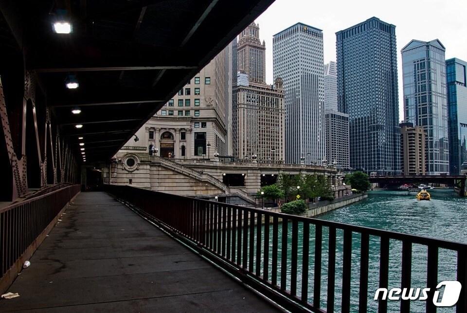 본문 이미지 - 시카고 노스웨스턴대학교의 연구진이 &#39;지하 기후 변화&#39;&#40;underground climate change&#41; 영향으로 시카고 건물이 가라앉고 있다는 충격적인 연구 결과를 지난 11일&#40;현지시간&#41; 공개했다. &#40;노스웨스턴대 발표 자료&#41;
