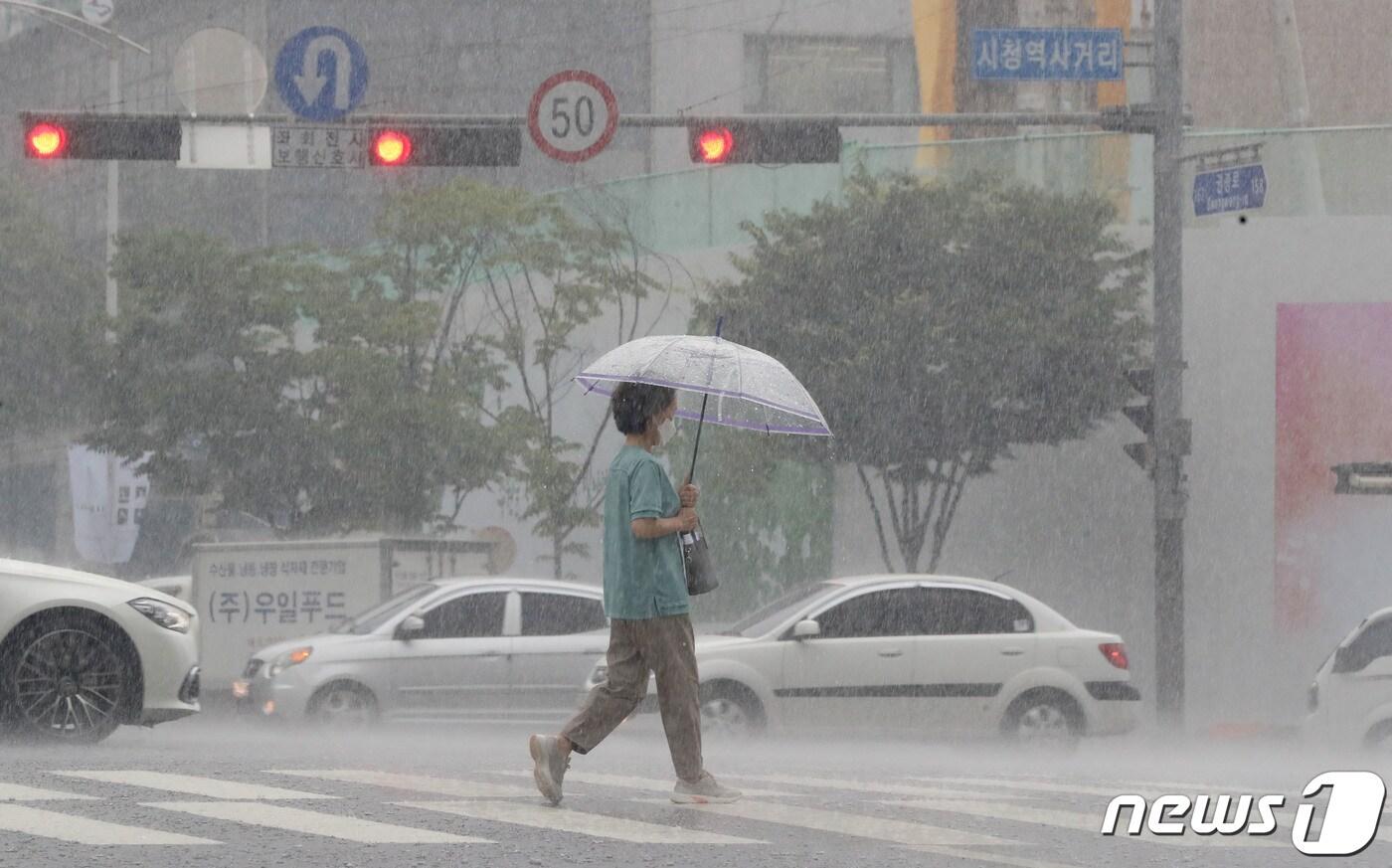 우산을 쓴 시민이 발걸음을 옮기고 있다. &#40;자료사진&#41;/뉴스1 DB