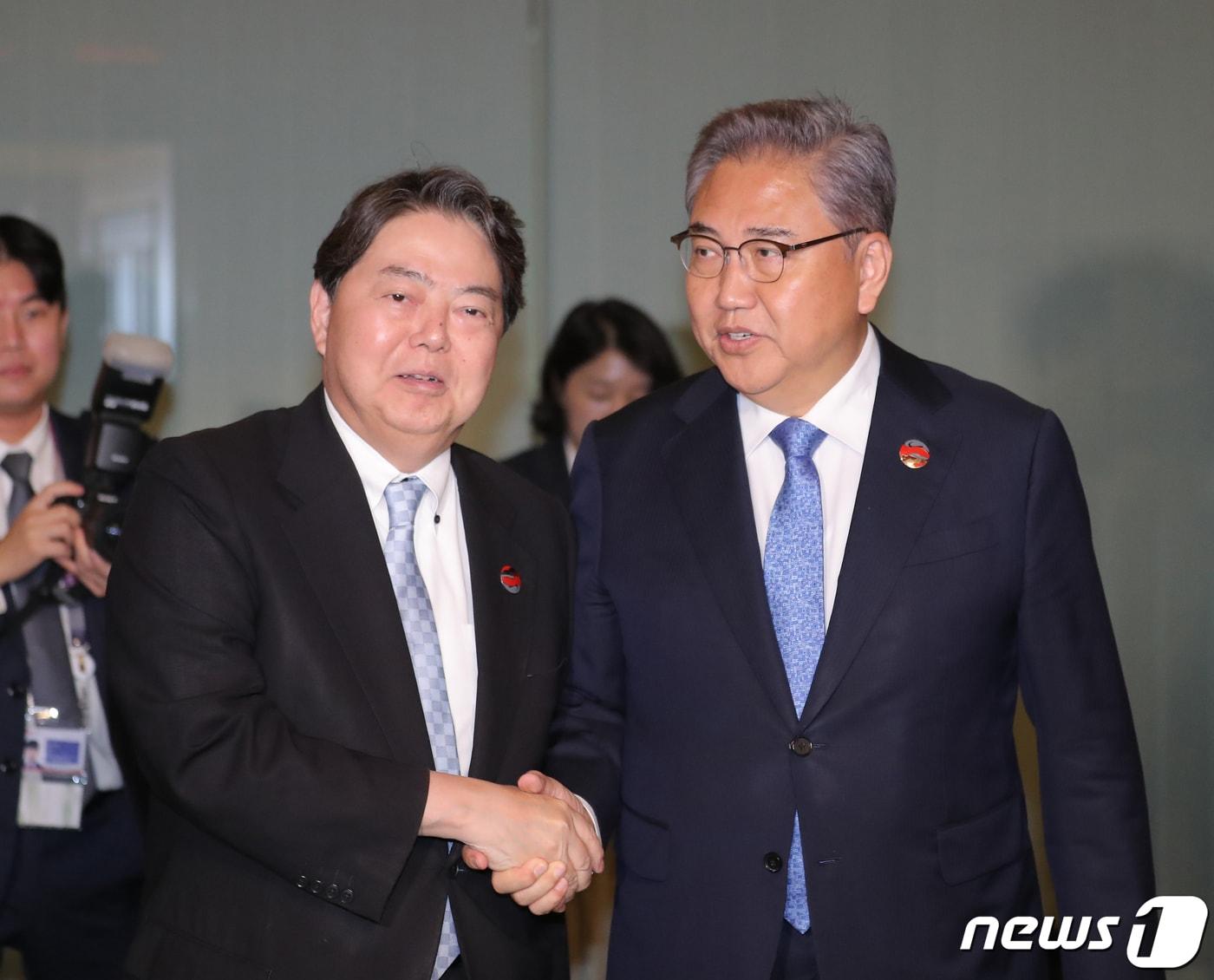 본문 이미지 - 아세안(ASEAN) 외교장관회의 참석차 인도네시아를 방문한 박진 외교부 장관이 13일 (현지시간) 자카르타 샹그릴라호텔에 마련된 회담장에서 하야시 요시마사 일본 외무상과 양자 회담에 앞서 악수하고 있다. (공동취재) 2023.7.13/뉴스1 ⓒ News1 이재명 기자