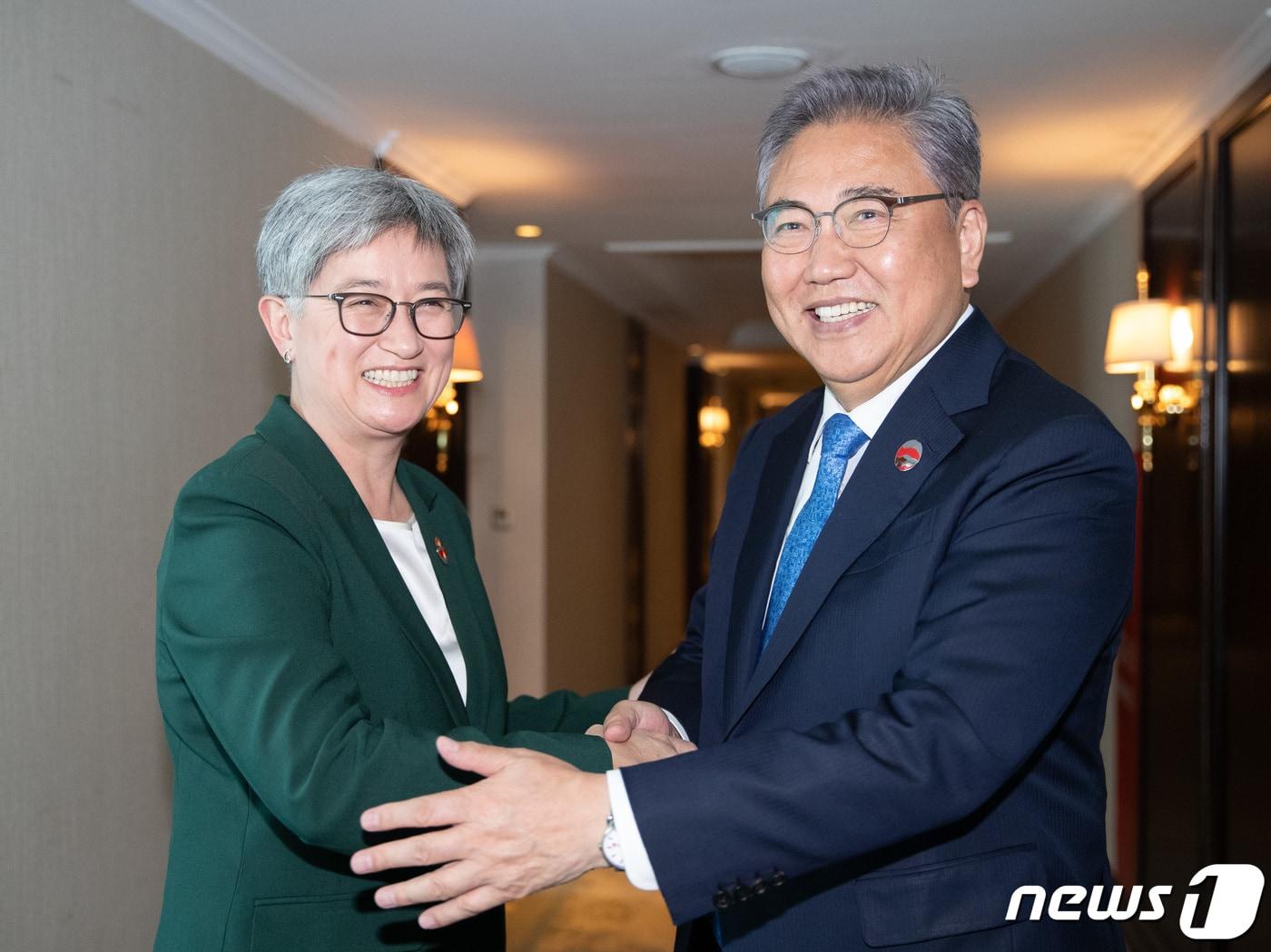 본문 이미지 - 박진 외교부 장관(오른쪽)과 페니 웡 호주 외교장관. 2023.7.13/뉴스1 ⓒ News1 이재명 기자