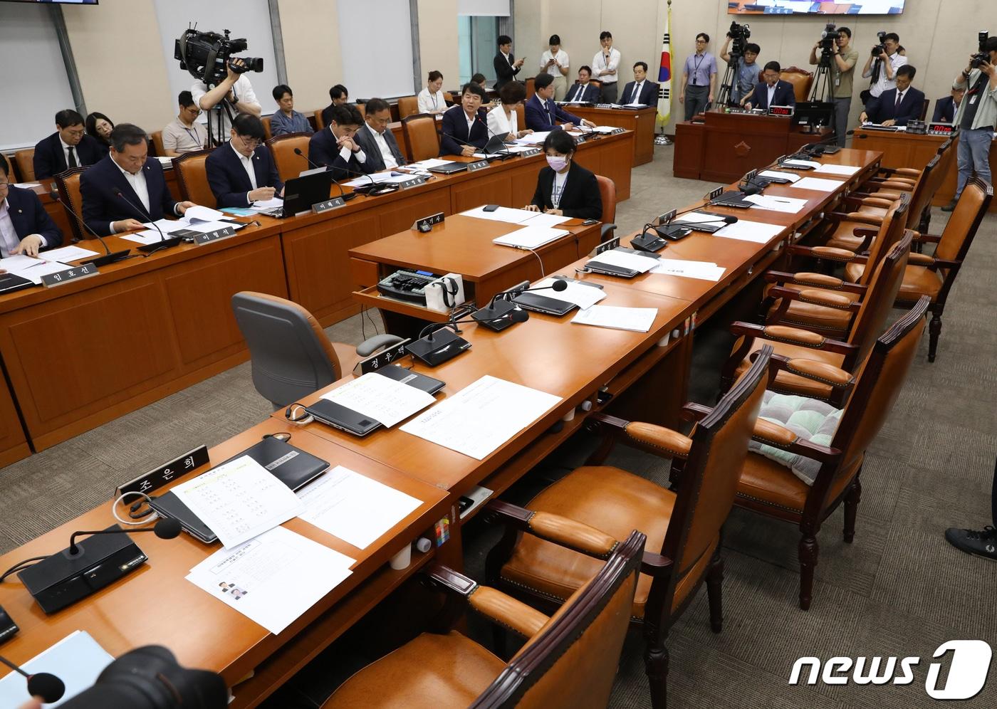 서울 여의도 국회에서 열린 행정안전위원회 전체회의에서 국민의힘 의원들이 '10·29이태원참사 피해자 권리보장과 진상규명 및 재발방지를 위한 특별법안에 관한 입법 공청회'를 앞두고 퇴장해 자리가 비어 있다. 2023.7.13/뉴스1 ⓒ News1 국회사진취재단