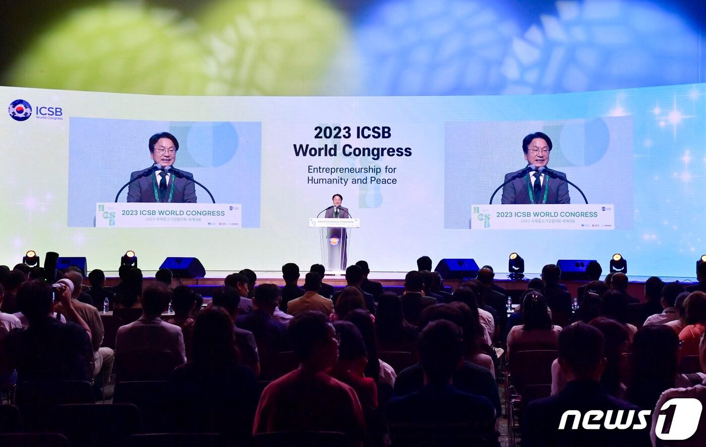 본문 이미지 - 강기정 광주시장이 13일 서구 김대중컨벤션센터에서 열린 '2023 국제중소기업협의회 세계대회 개막식'에 참석해 환영사를 하고 있다. (광주시 제공)2023.7.13/뉴스1 