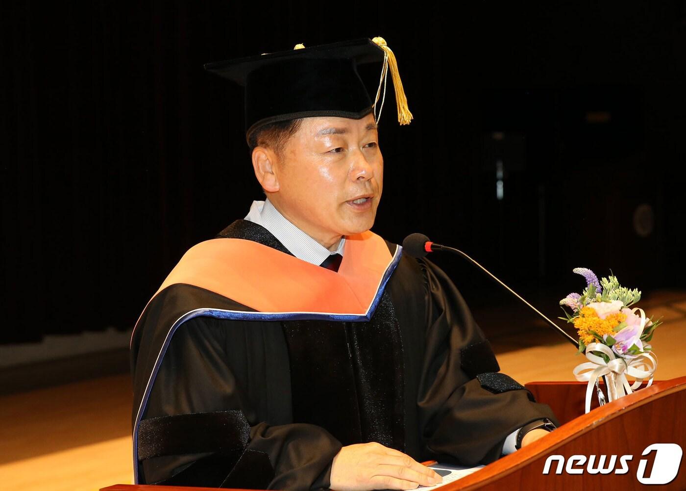 본문 이미지 -  임경호 신임 공주대학교 총장이 13일 백제교육문화회관 컨벤션홀에서 열린 취임식에서 취임사를 하고 있다. (공주대 제공) / 뉴스1