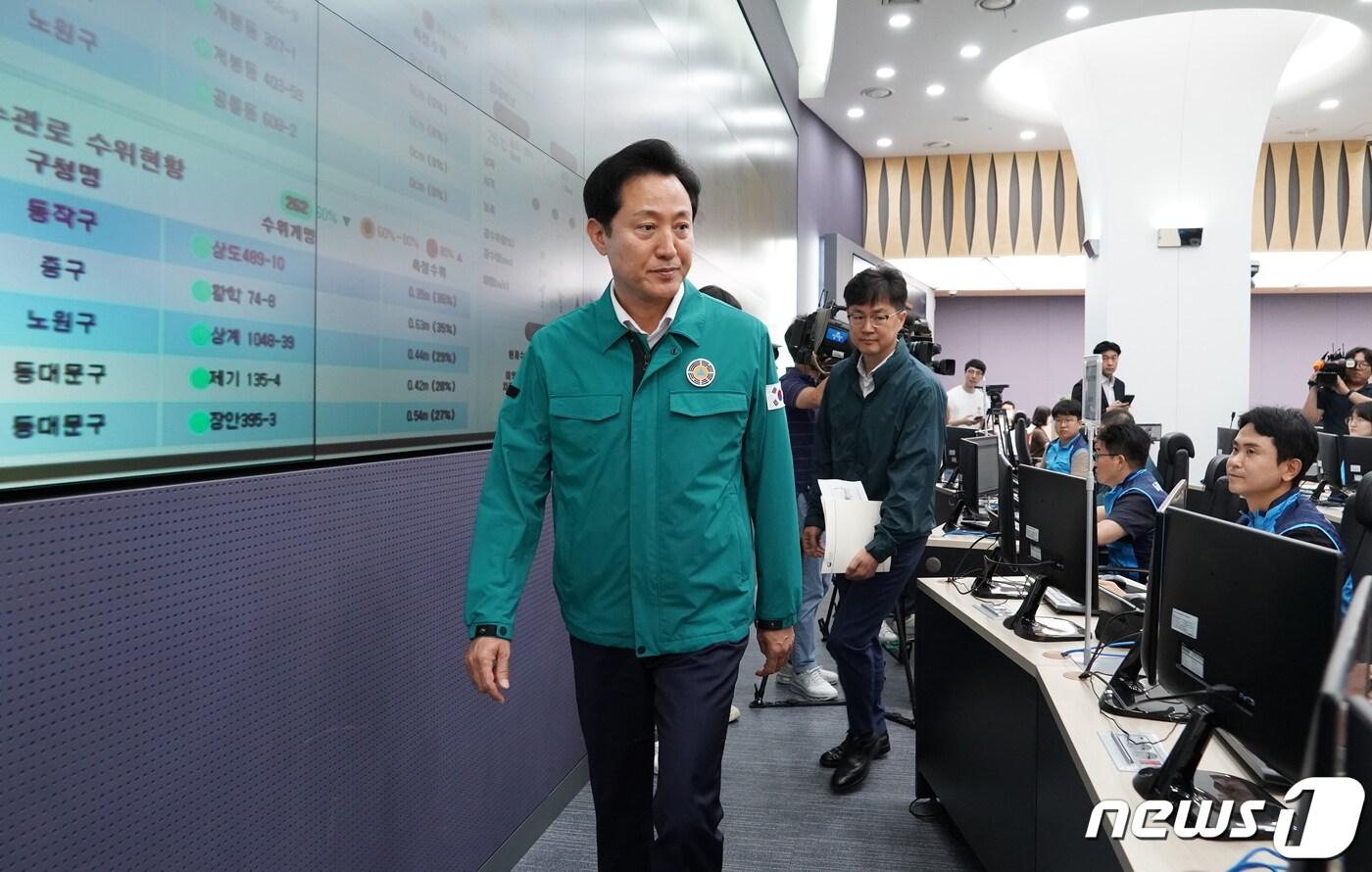 본문 이미지 - 오세훈 서울시장이 13일 서울 중구 서울시청 지하 재난안전상황실을 찾아 수도권 집중호우에 따른 수해 대비 상황을 점검하고 있다. (서울시 제공) 2023.7.13/뉴스1