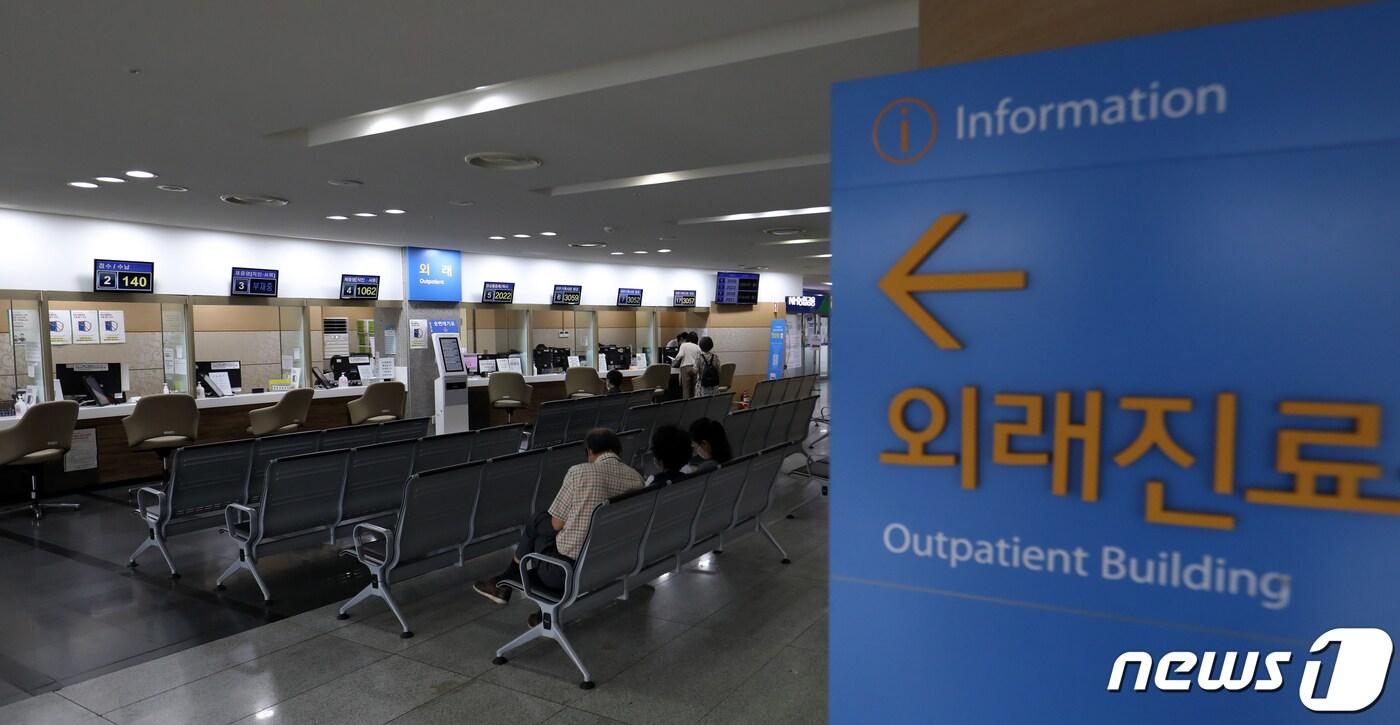 본문 이미지 - 추석 연휴 기간(28일~내달 3일) 대구에서 의료기관과 약국 등 3100여곳이 정상적으로 운영된다. 사진은 한 대학병원 외래진료 접수 창구. (사진은 기사 내용과 무관함)  ⓒNews1 자료 사진