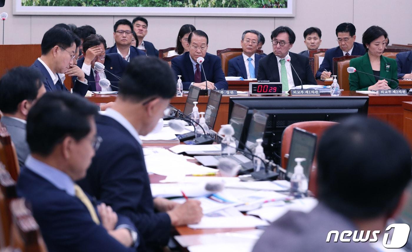 본문 이미지 - 권영세 통일부 장관이 13일 오후 서울 여의도 국회에서 열린 외교통일위원회 전체회의에서 의원들의 질의에 답변하고 있다. 2023.7.13/뉴스1 ⓒ News1 국회사진취재단