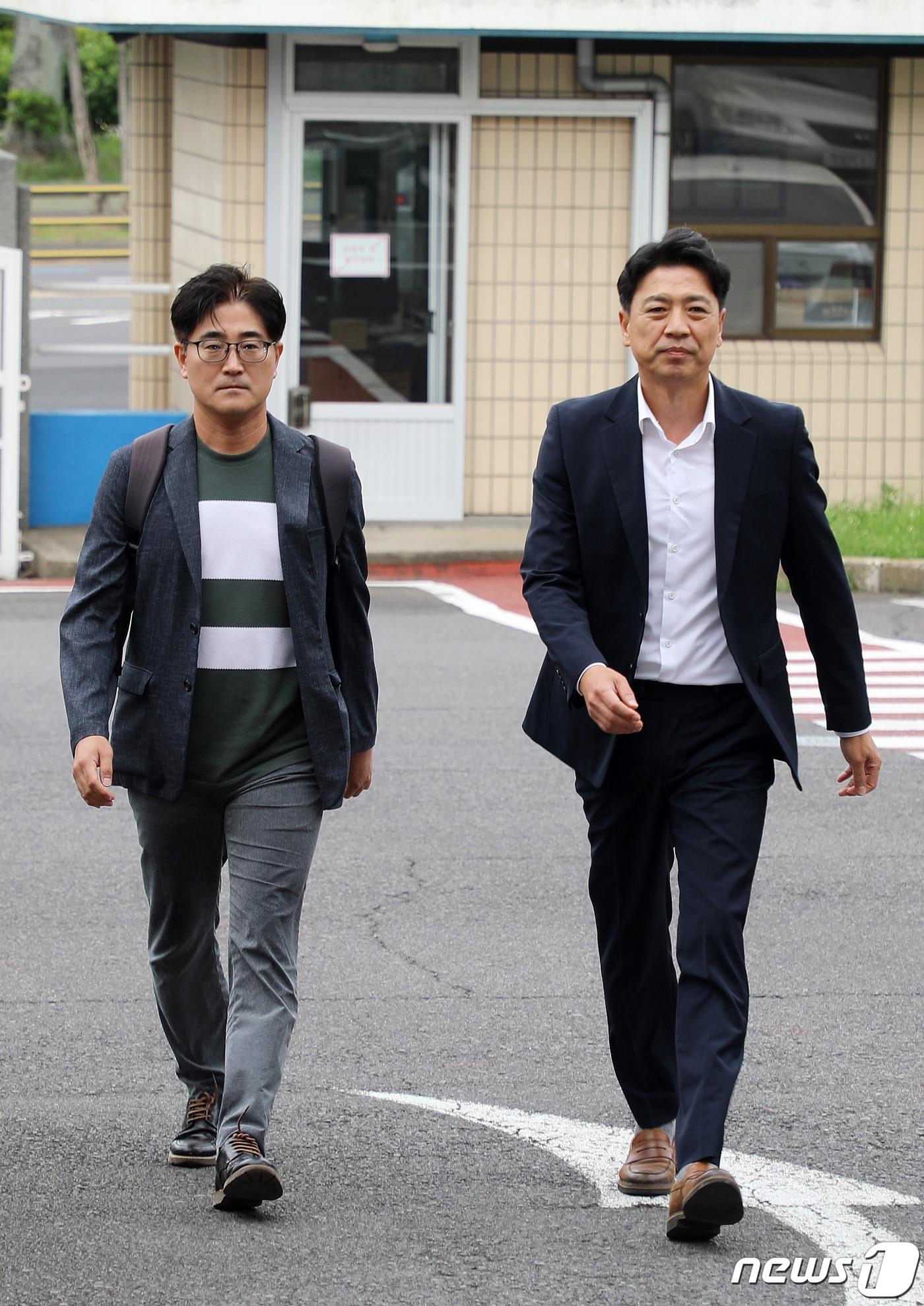 본문 이미지 - 자서전을 통해 역술인 천공이 대통령실 관저 이전에 개입했다는 의혹을 제기해 명예훼손 혐의로 고발당한 부승찬 전 국방부 대변인(오른쪽)과 고부건 변호사.2023.7.13./뉴스1 ⓒ News1 오미란 기자