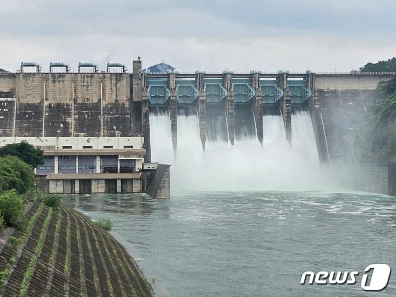 본문 이미지 - 29일 조길형 충북 충주시장이 내세운 LNG복합발전소 건설 명분이 떨어진다는 시민 주장이 나왔다. 충주댐 자료사진. /뉴스1