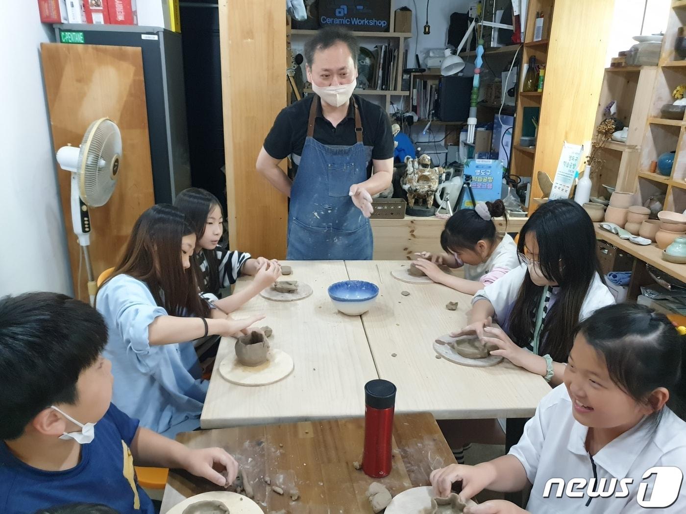 본문 이미지 - 성창현 우리동네공작소 '목금토' 대표가 학생들에게 도자기 수업을 하고 있다.(목금토 제공)