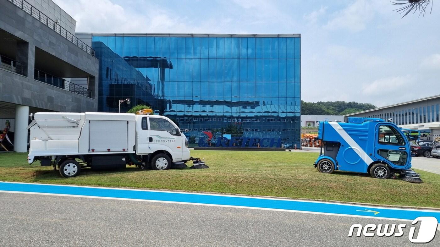 본문 이미지 - 특장차 전문 기업 리텍은 13일 제1회 e모빌리티쇼를 성공적으로 개최했다고 밝혔다. 사진은 리텍의 1톤 전기노면 청소차(좌측)와 자율주행 청소차(우측)/(리텍 제공)