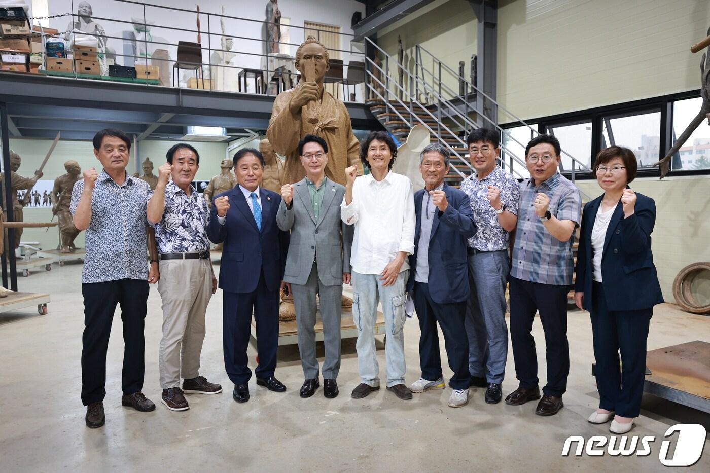 본문 이미지 - 심덕섭 전북 고창군수가 전봉준 장군 동상 ‘義의 깃발아래’를 제작 중인 익산 국경오 작가 미술연구소를 찾아 무더위 속에 구슬땀을 흘리고 있는 제작팀을 격려했다. (고창군제공)2023.7.13/뉴스1 