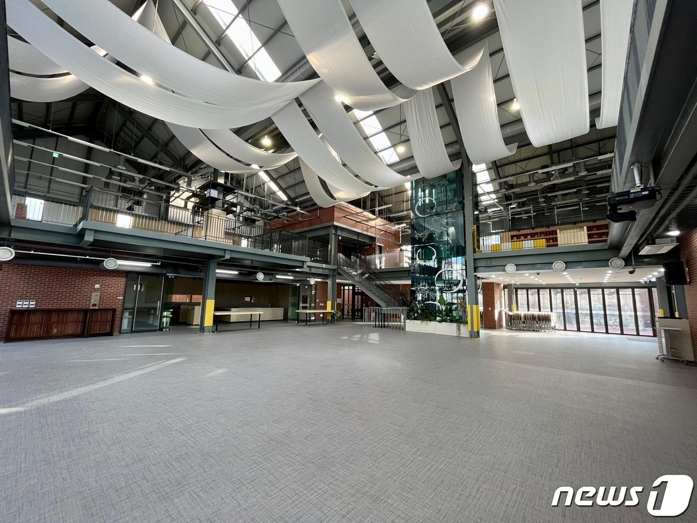 본문 이미지 - 부산 영도구 봉래동 물양장 인근에 조성된 커피복합문화공간인 블루포트2021 모습.(영도구청 제공)