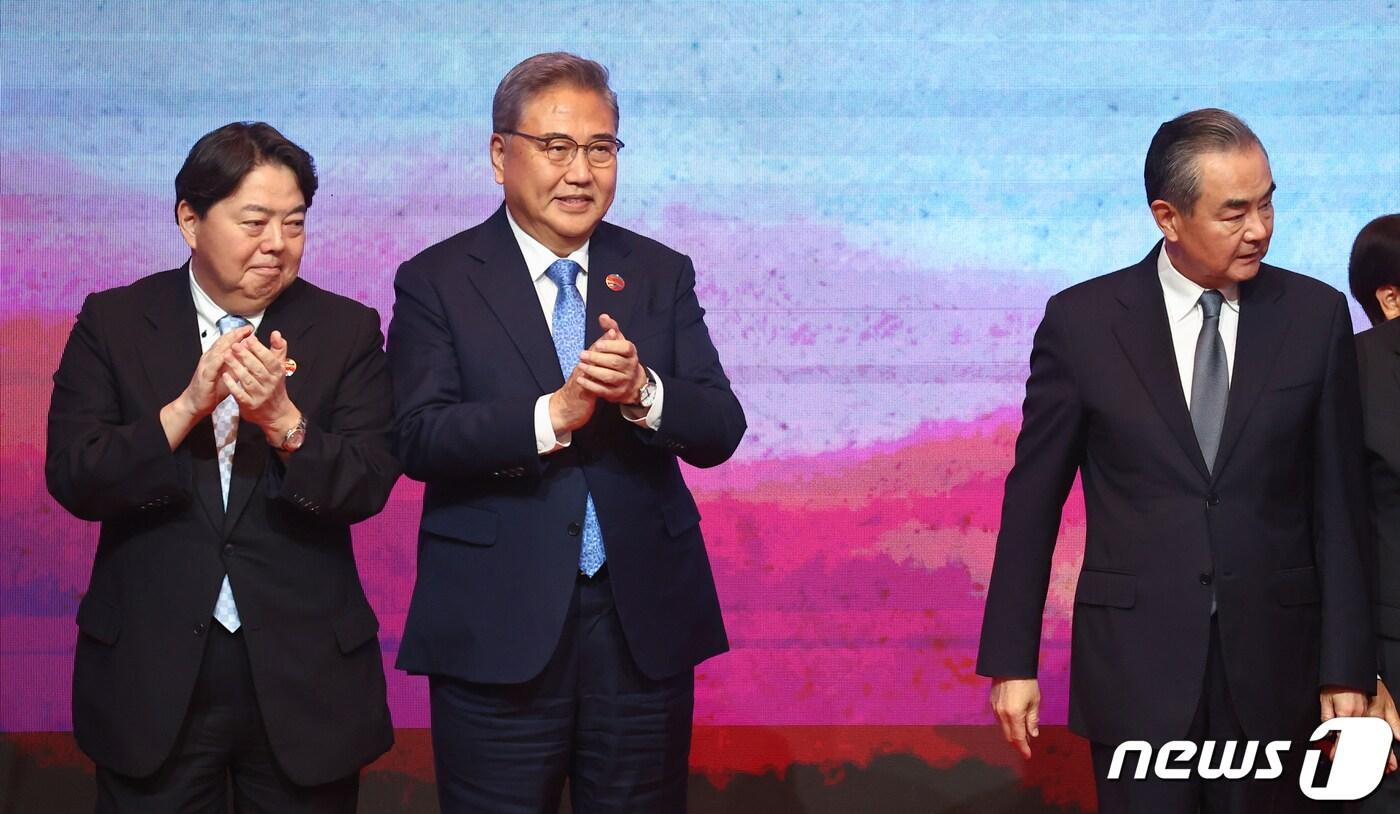 하야시 요시마사 일본 외무상(왼쪽)이 13일(현지시간) 인도네시아 자카르타 샹그릴라 호텔에서 열린 아세안+3(한·중·일) 외교장관회의에 참석해 기념촬영 전 왕이 중국 공산당 중앙정치국 위원(오른쪽)을 바라보고 있다. 가운데는 박진 외교부 장관. (공동취재) 2023.7.13/뉴스1 ⓒ News1 이재명 기자