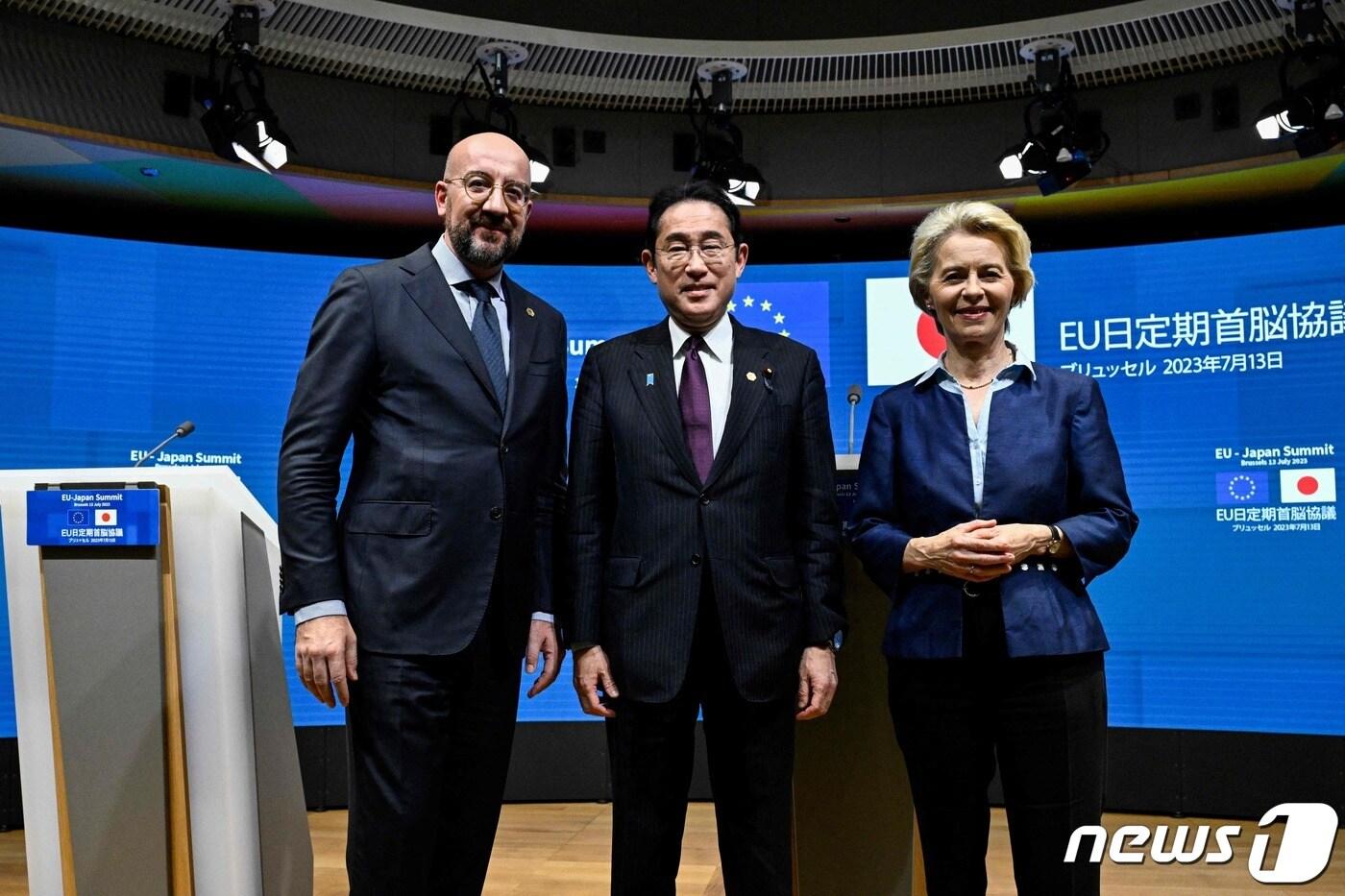기시다 후미오 일본 총리와 우르줄라 폰데어라이엔 EU 집행위원장, 샤를 미셸 EU 정상회의 상임의장이 13일 (현지시간) 벨기에 브뤼셀에서 일본-EU 정상회의 기자회견 중 포즈를 취하고 있다. 2023.7.13 ⓒ AFP=뉴스1 ⓒ News1 우동명 기자